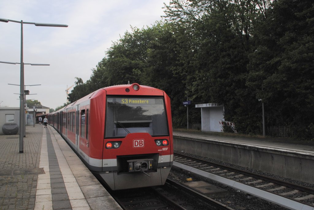 S-Bahn Triebwagen (BR 474) der S-Bahn Hamburg ist am 18.07.10 in Pinneberg eingetroffen.