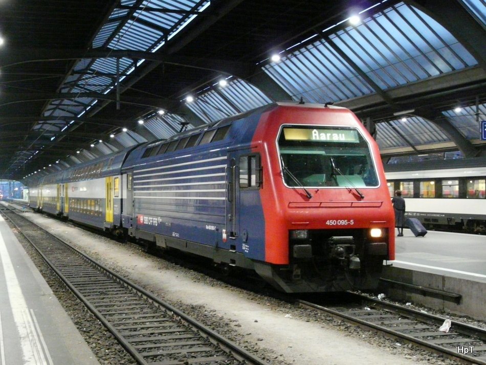 S-Bahn Zrich - Lok 450 095-5 beim eindunkeln um 17.26 Uhr im Hauptbahnhof Zrich als Zug nach Aarau am 01.11.2009