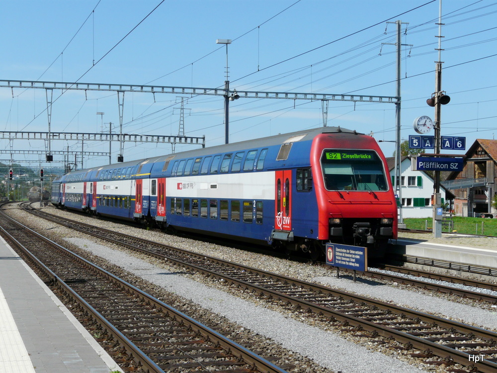 S-Bahn Zrich - S2 bei der einfahrt im Bahnhof Pfffikon am 26.08.2011