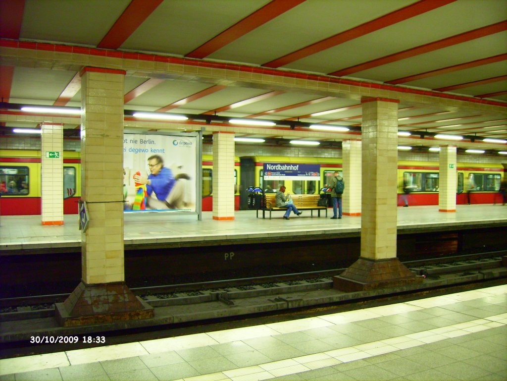 S-Bahnhof Berlin-Nordbahnhof am 30.10.2009. Im Hintergrund eine 481/482 auf der Linie S 1 nach Oranienburg.