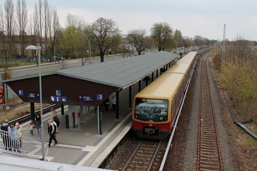 S-Bahnhof Betriebsbahnhof Schneweide am 15.04.2012. Die S-Bahn 481-482 fhrt auf der Linie S 45 nach Flughafen Schnefeld.