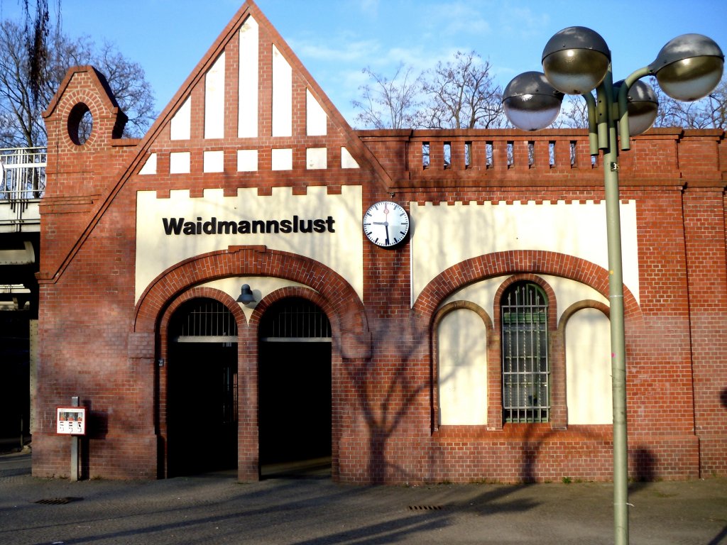 S-Bahnhof Waidmannslust, an der S-Bahn Linie S1, in der Abendsonne am 05.04.2010. Die Uhr ist defekt, ansonsten knnnte man dieses Foto hchstens im Juni machen.