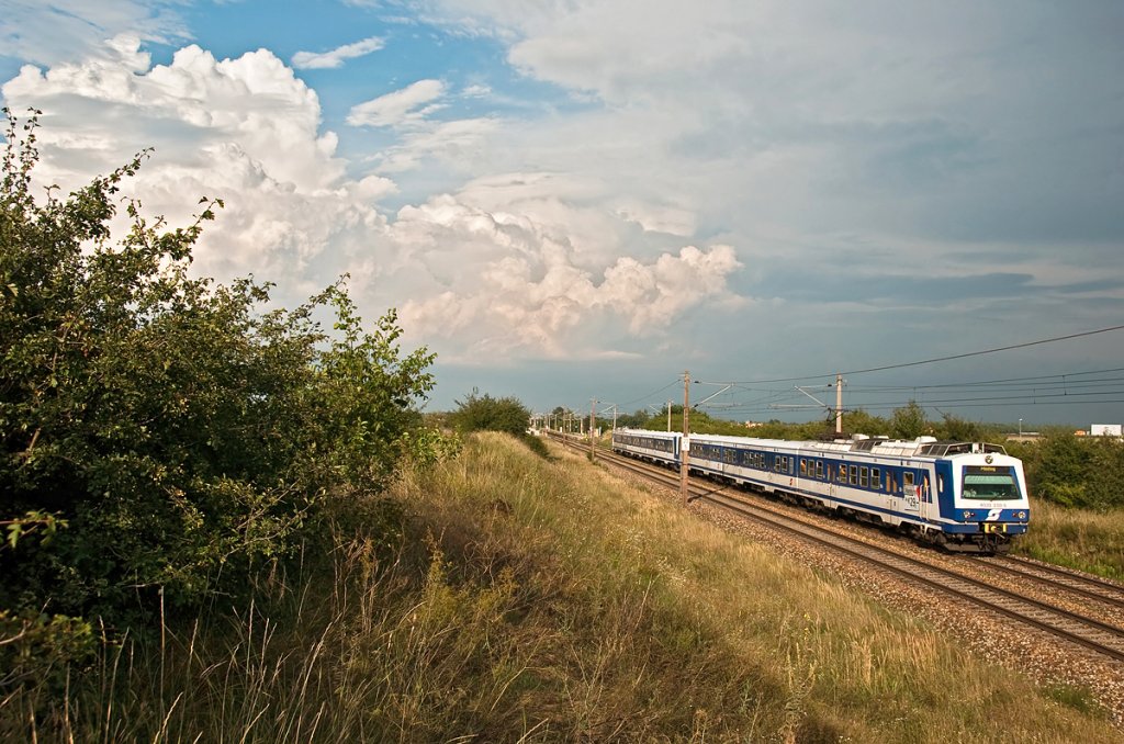 S-Bahnzug 29735 lt die Gewittertrme hinter sich. Helmahof, am 11.08.2010.