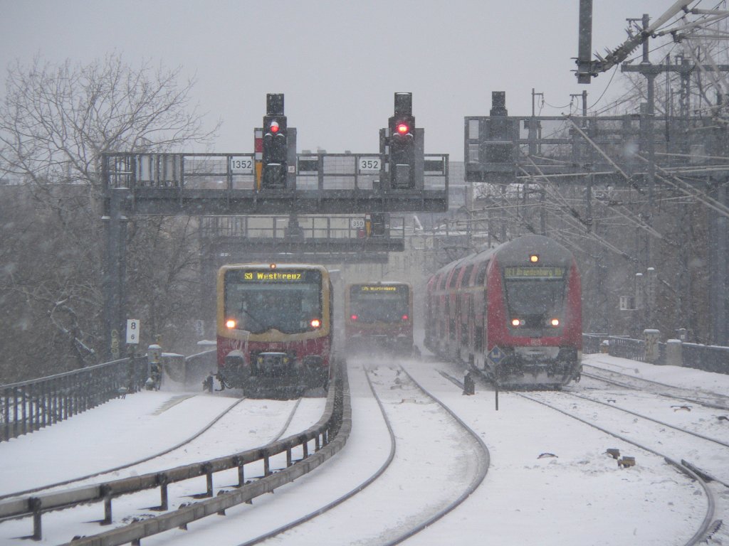 S- und Regionalbahnen auf der verschneiten Stadtbahn. Berlin Zoologischer Garten, 10.1.2010
