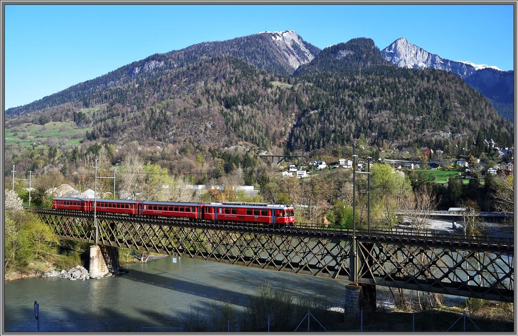 S1 1506 mit Be 4/4 511 auf der Hinterrheinbrcke bei Reichenau-Tamins. (24.04.2013)