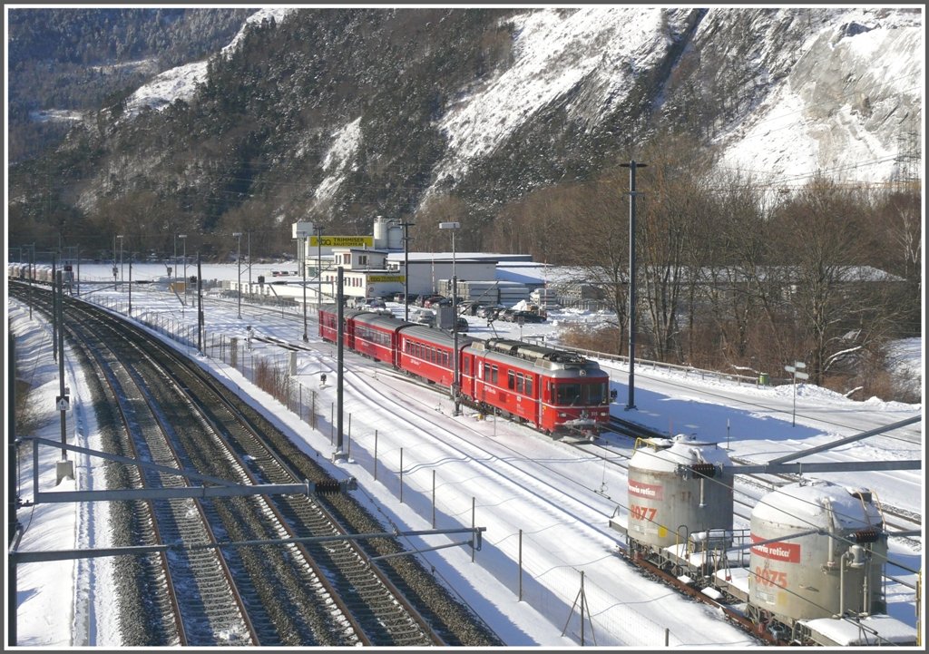 S1 1508 nach Schiers mit Be 4/4 515 bei Untervaz-Trimmis. Links ist die SBB Doppelspur zu sehen, wo mit 140km/h gefahren wird, was den Schnee eher entfernt als die 90km/h der RhB. (01.02.2010)