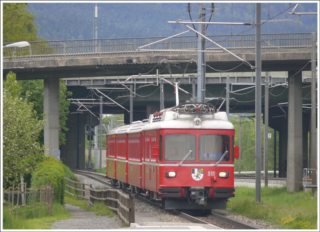 S1 1508 nach Schiers mit Be 4/4 511 errreicht Zizers. (04.05.2010)