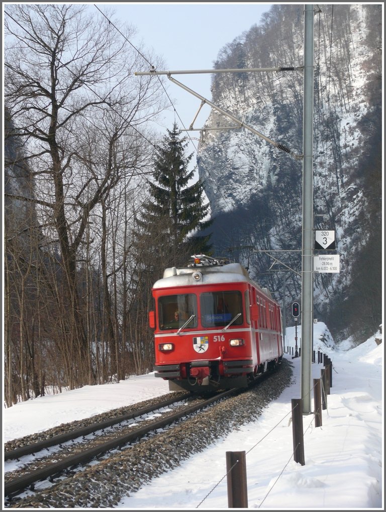 S1 1510 mit Be 4/4 516 hat soeben den Klustunnel verlassen und fhrt Richtung Schiers. (12.02.2010)