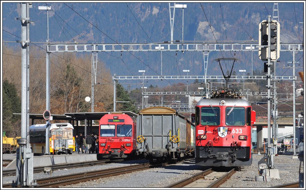 S1 1512 mit Steuerwagen 1756 steht am Gleis 1 in Untervaz-Trimmis und Ge 4/4 II 633  Zuoz  wartet auf die Weiterfahrt. (20.11.2012)
