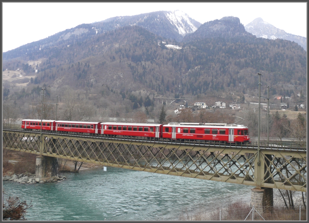 S1 1513 auf der Hinterrheinbrcke bei Reichenau-Tamins. (24.01.2011)