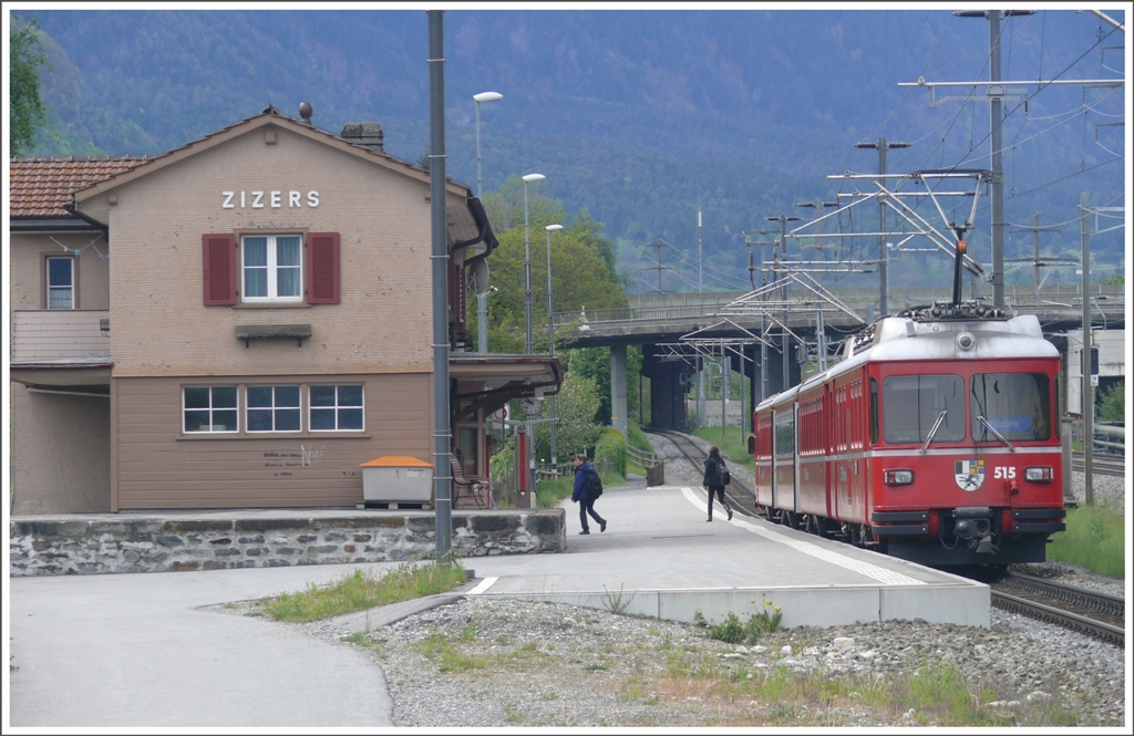 S1 1513 mit Be 4/4 515 stoppt in Zizers. (04.05.2010)