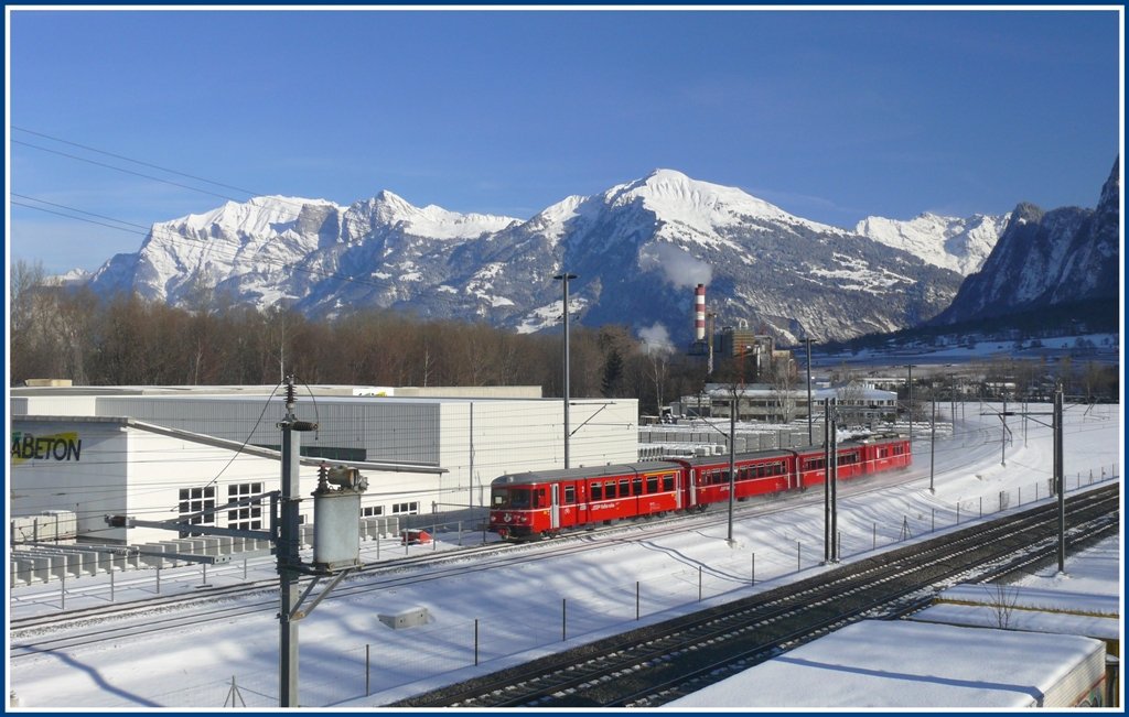 S1 1513 mit Steuerwagen 1713 auf dem Weg nach Rhzns bei Trimmis. Im Hintergrund von links nach rechts der Falknis 2562m, Nafkopf 2570m, Vilan 2375m und Schesaplana 2964m. (01.02.2010)