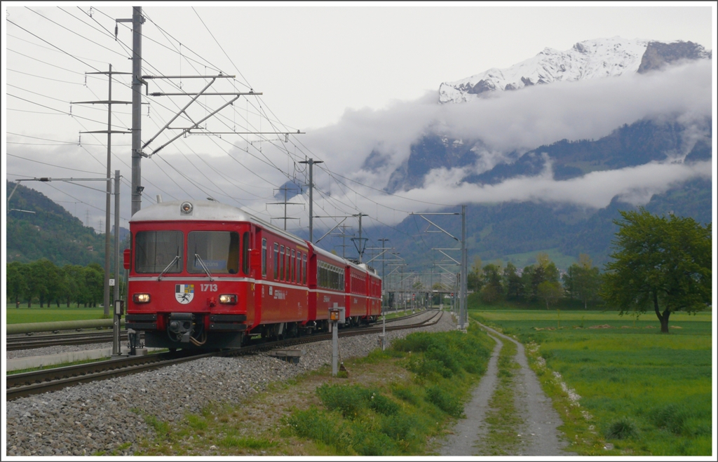 S1 1513 mit Steuerwagen 1713 bei Zizers auf dem Weg nach Chur. Im Hintergrund der wieder mal frisch verschneite Falknis. (04.05.2010)