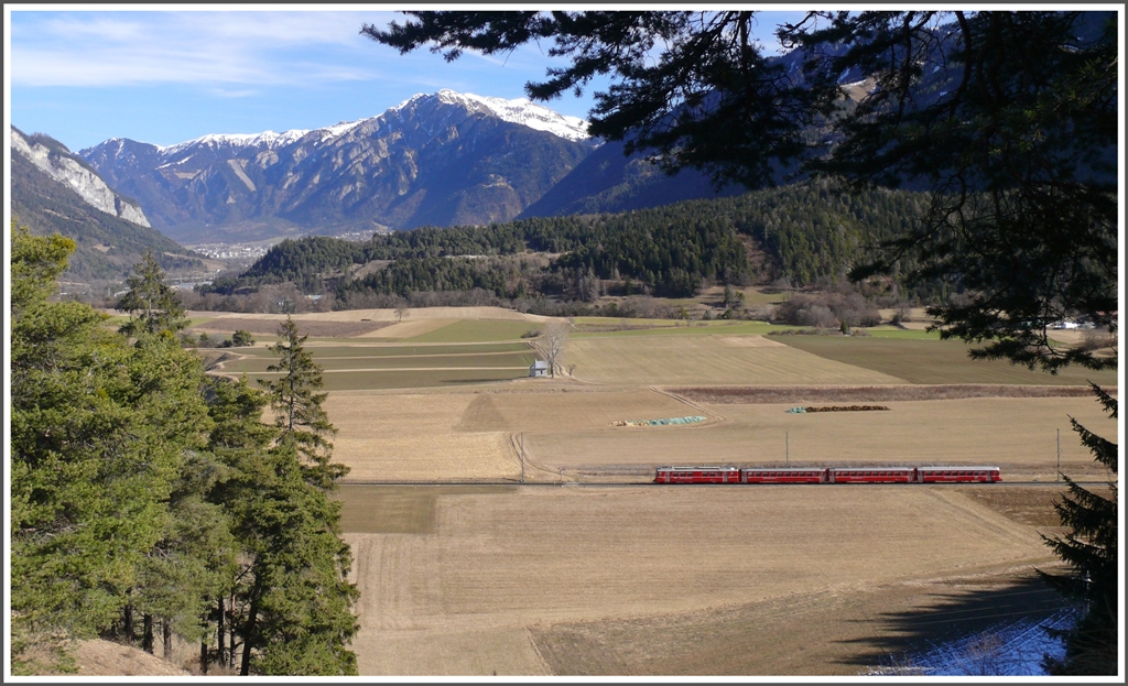 S1 1514 bei der Kapelle Sogn Mang bei Bonaduz. Im Hintergrund die Stadt Chur und der Montalin. (09.02.2011)