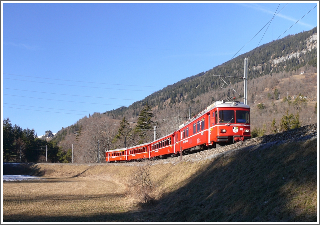 S1 1514 von Rhzns nach Schiers mit Be 4/4 513 oberhalb von Reichenau-Tamins. (08.02.2011)