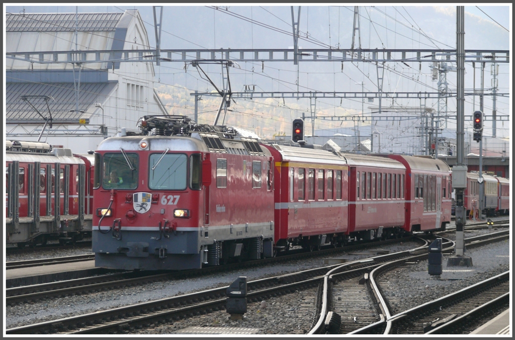 S1 1516 aus Rhzns mit Pendelersatzzug gezogen von Ge 4/4 627  Reichenau-Tamins  fhrt in Landquart ein. (03.11.2011)