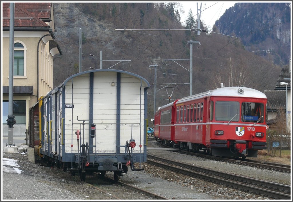 S1 1516 mit Steuerwagen 1713 nach Schiers verlsst soeben Malans. Die weissen Wagen links gehren einer Gleisbaufirma. (10.03.2010)