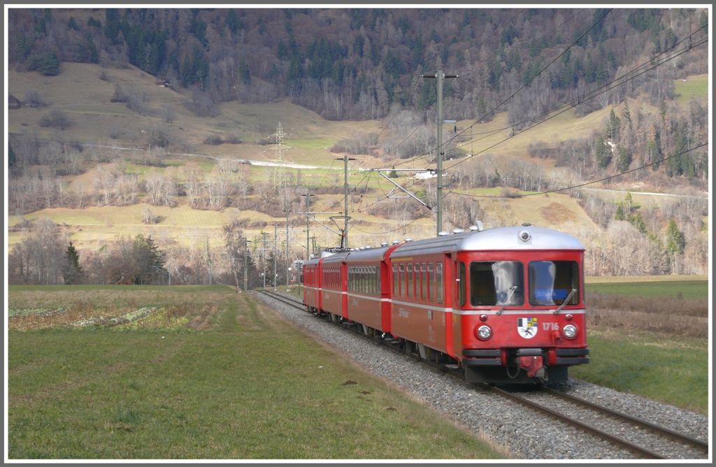 S1 1516 mit Steuerwagen 1716 zwischen Bonaduz und Reichenau-Tamins. (08.12.2010)