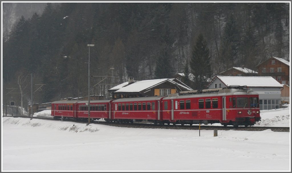 S1 1516 nach Schiers mit Be 4/4 515 durchfhrt die Station Seewis-Valzeina. Das ebene Stationsgleis unterbricht hier kurz die 38 Promille Steigung.(10.02.2010)