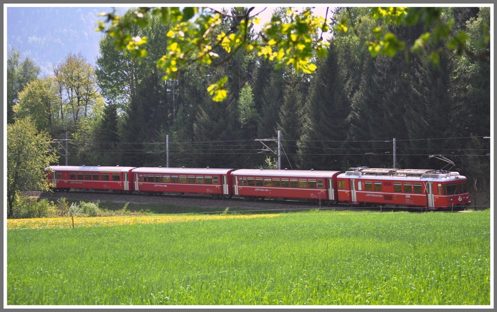 S1 1517 mit Be 4/4 514 zwischen Reichenau-Tamins und Bonaduz. (25.04.2011)
