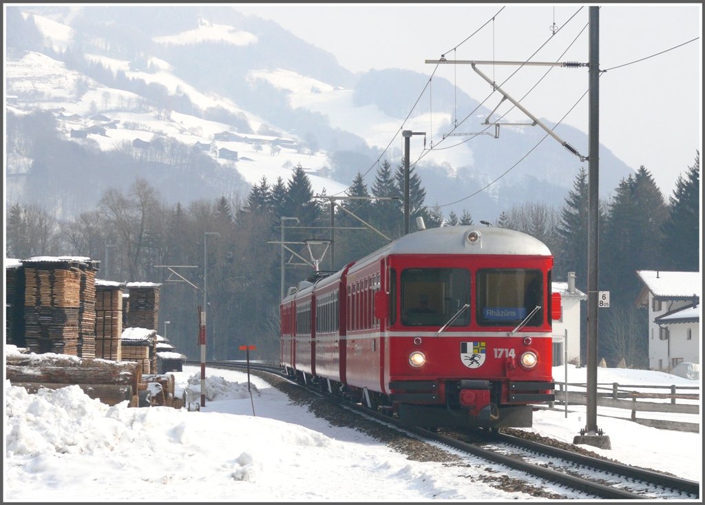 S1 1517 mit Steuerwagen 1714 fhrt in Seewis-Valzeina ein. (12.02.2010)