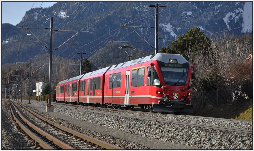 S1 1518 bei Ems Werk. Der vierteiligen Allegra ABe 4/16 3103 ist im Testbetrieb unterwegs. (31.01.2013)