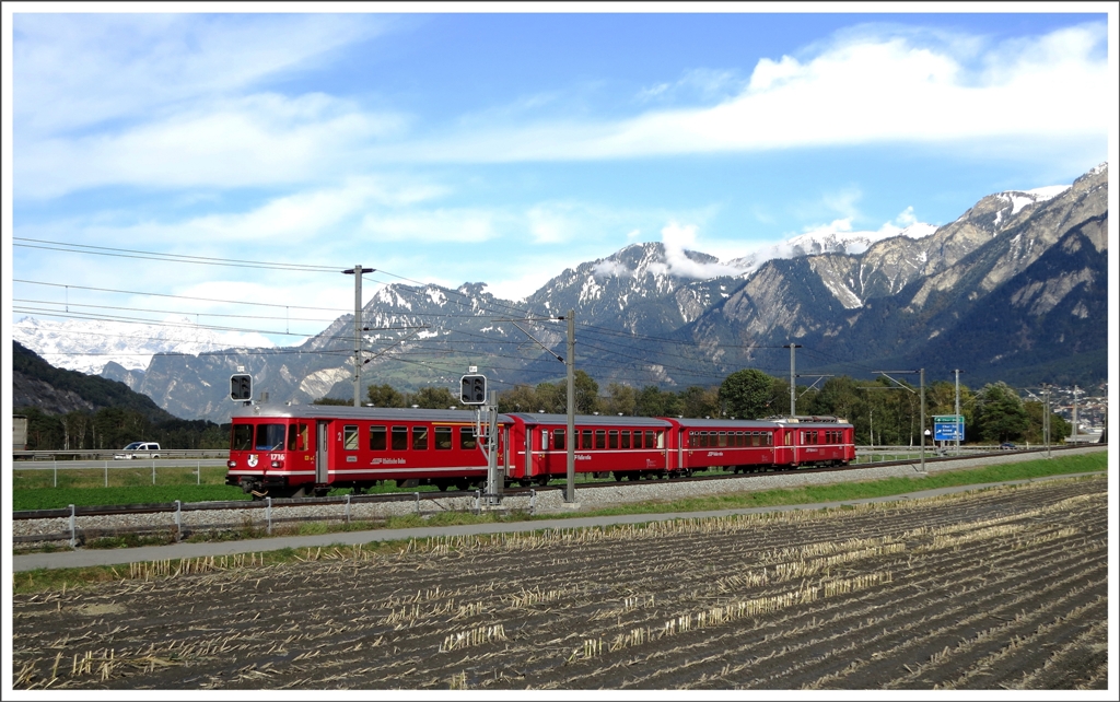 S1 1518 bei Felsberg. Der Steuerwagen 1716 wurde farblich den Allegra Triebzgen angepasst. (17.10.2012)