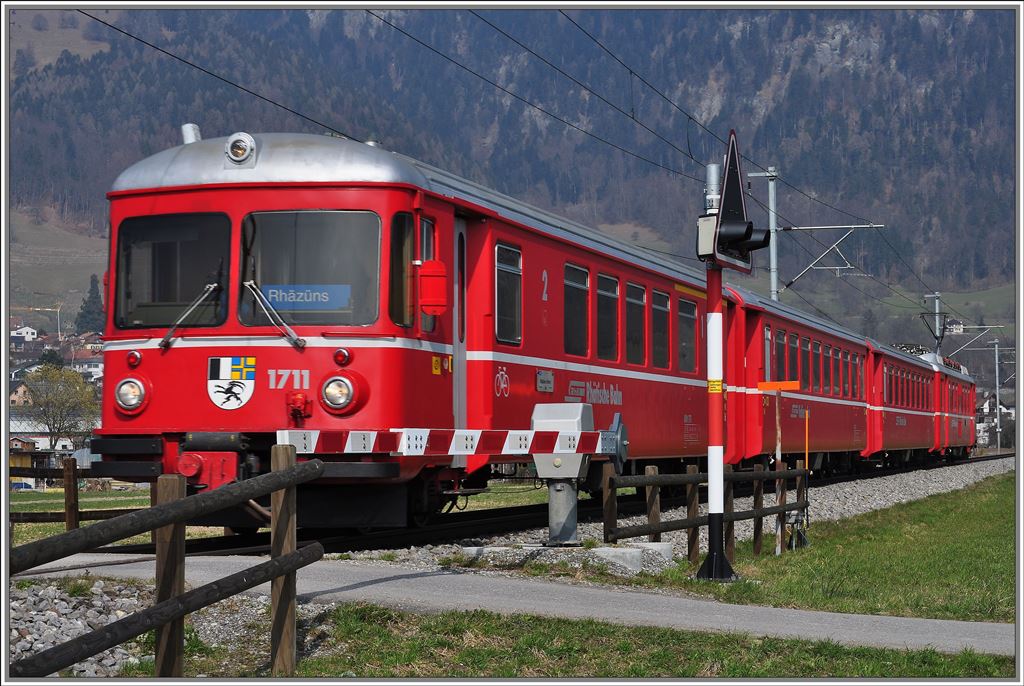 S1 1518 mit 511/1711 bei Malans. (02.04.2013)

