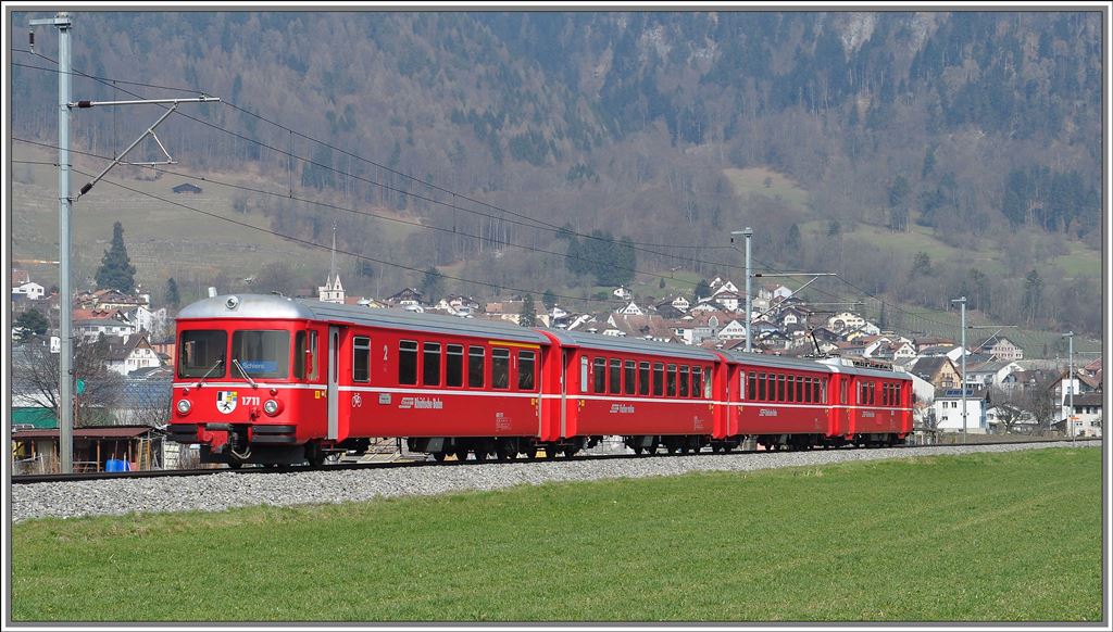S1 1518 mit 511/1711 bei Malans. (02.04.2013)