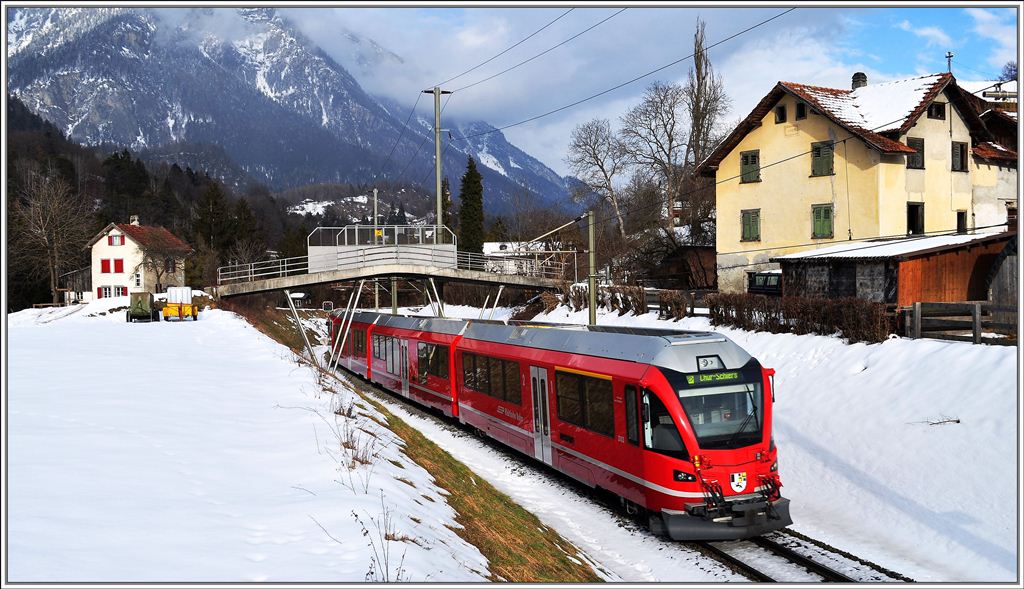 S1 1520 mit ABe 4/16 3503 beim Weiler Campagna oberhalb von Reichenau-Tamins. (15.02.2013)