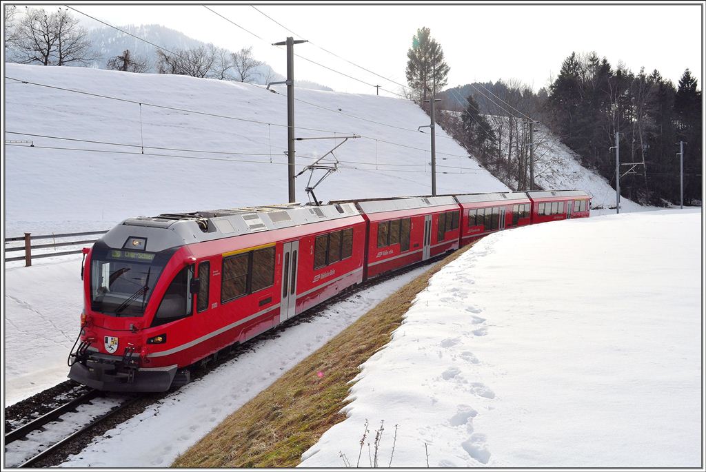 S1 1520 mit ABe 4/16 3503 beim Weiler Campagna oberhalb von Reichenau-Tamins. (15.02.2013)
