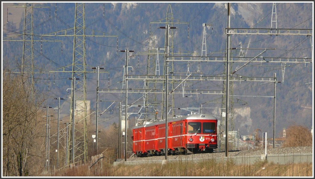 S1 1520 mit Be 4/4 511 und Stwg 1711 bei Trimmis parallel zur SBB Stecke. (19.03.2010)