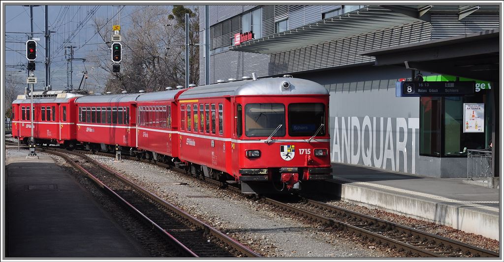 S1 1520 nach Schiers mit 515/1715 in Landquart. (02.04.2013)