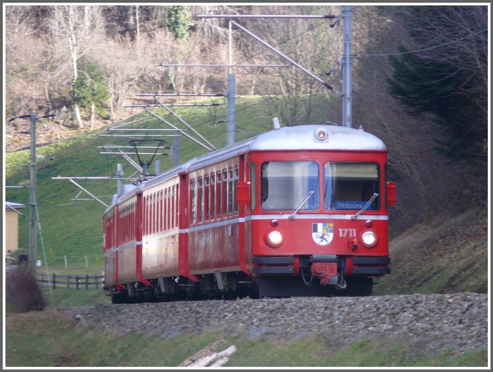 S1 1521 mit Steuerwagen 1711 oberhalb von Reichenau-Tamins. (08.12.2010)