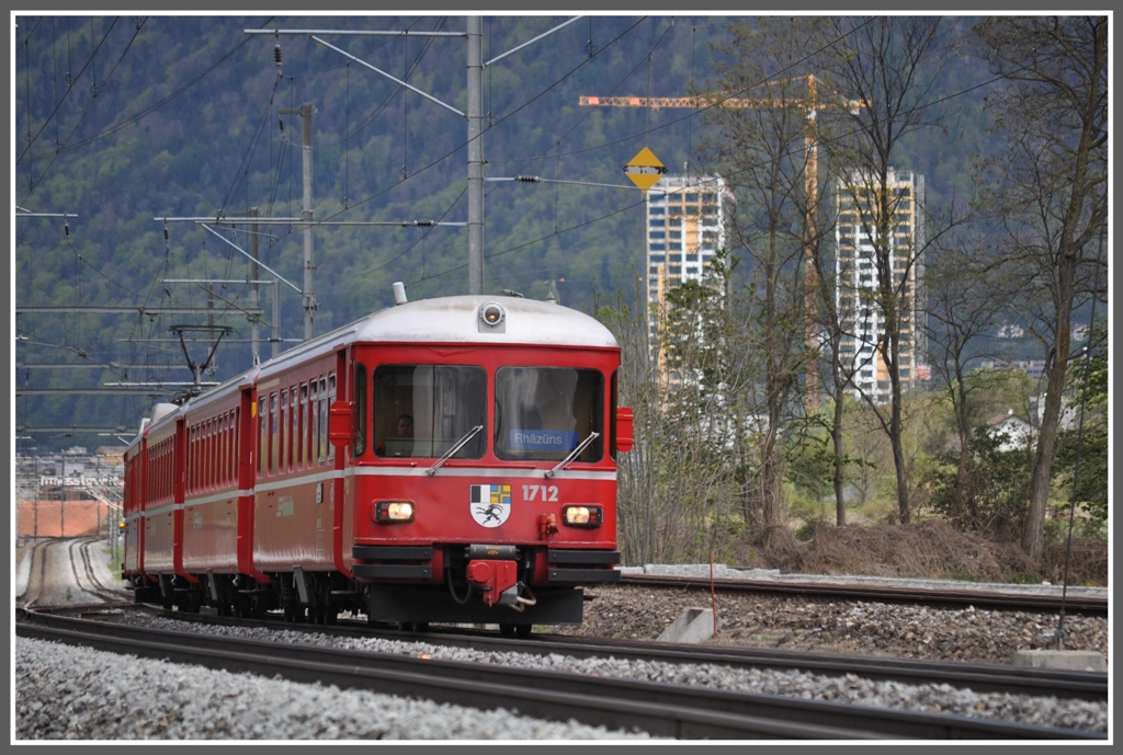 S1 1521 mit Steuerwagen 1712 bei Felsberg. (02.05.2012)