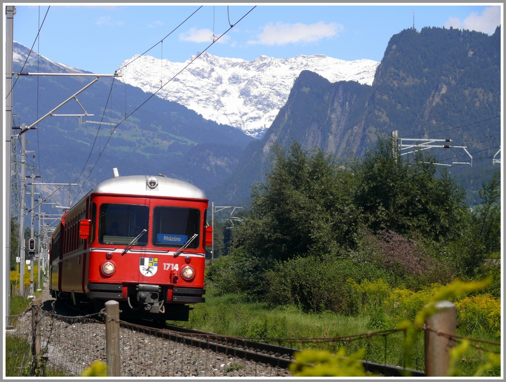 S1 1521 mit Steuerwagen 1714 nach Rhzns im Bndner Rheintal vor der schon frisch verschneiten Schesaplana. (01.09.2010)