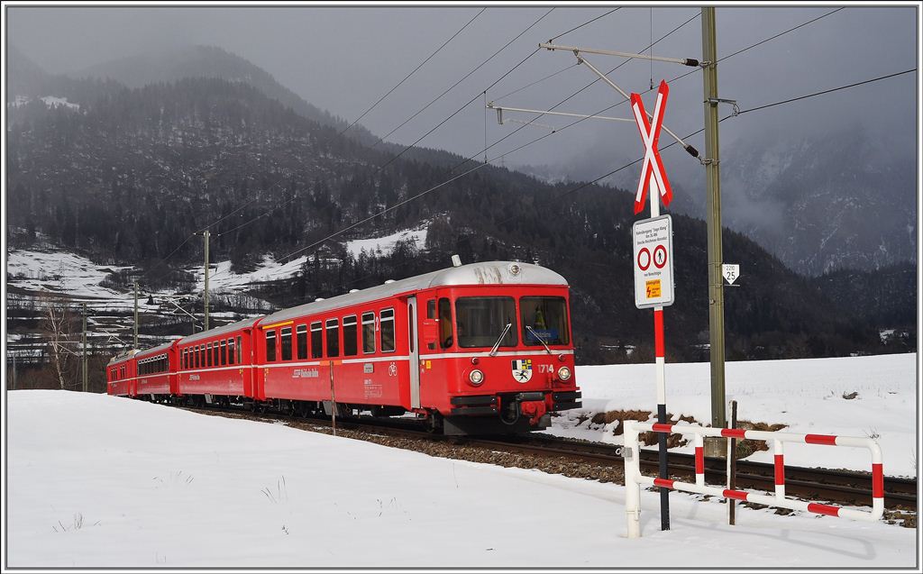 S1 1521 mit Steuerwagen 1714 und Be 4/4 513 beim bergang Sogn Mang zwischen Reichenau-Tamins und Bonaduz. (15.02.2013)