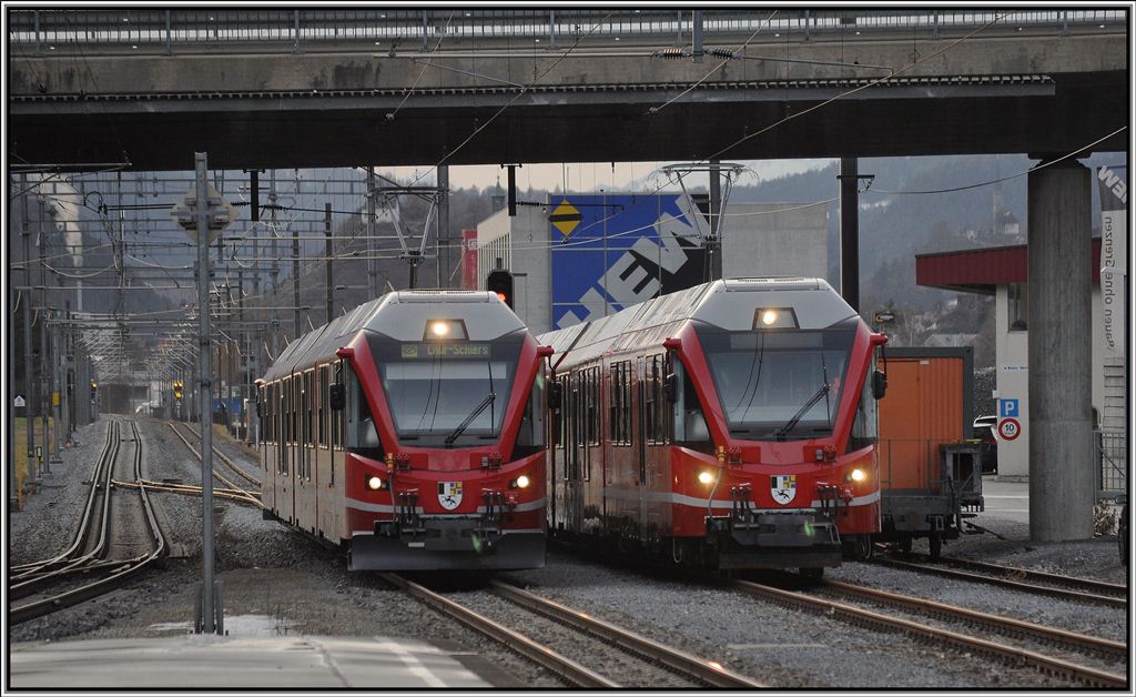 S1 1522 mit ABe 4/16 3103 im fahrplanmssigen Versuchsbetrieb neben dem abgestellten ABe 4/16 in Felsberg. Beim abgestellten ABe 4/16 fehlen komischerweise die Schienenrumer. (31.01.2013)