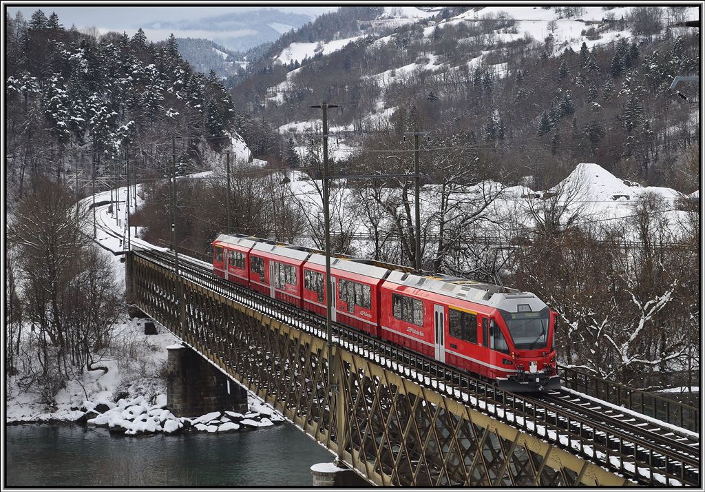 S1 1523 mit ABe 4/16 3103 auf der Hinterrheinbrcke. Dahinter erkennt man die Verzweigung der Oberlnder- und Albulalinie. (04.02.2013)