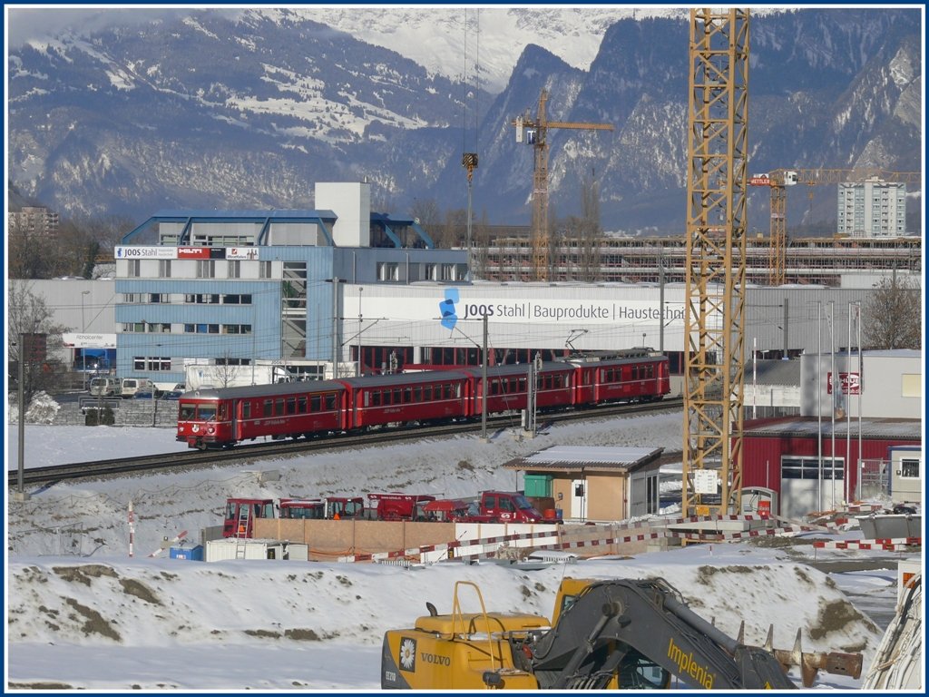 S1 1523 mit Be 4/4 Pendel erreicht soeben Chur West. Das Tor zum Prttigau, die Klus, scheint dank der Teleaufnahme ganz nah zu sein, obschon es 15km sind bis dorthin. (03.02.2010)