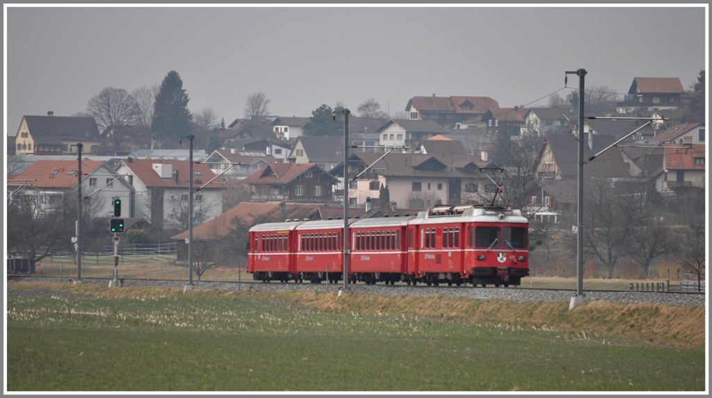 S1 1523 mit Be 4/4 511 hat freie Fahrt bei Malans. (16.02.2011