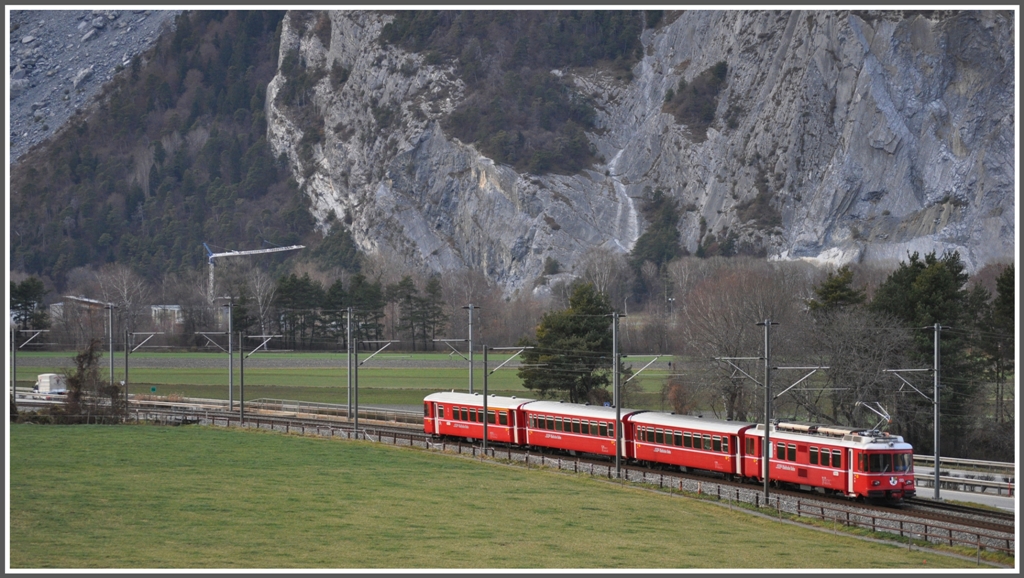 S1 1523 mit Be 4/4 513 zwischen Chur West und Felsberg. (02.12.2011)