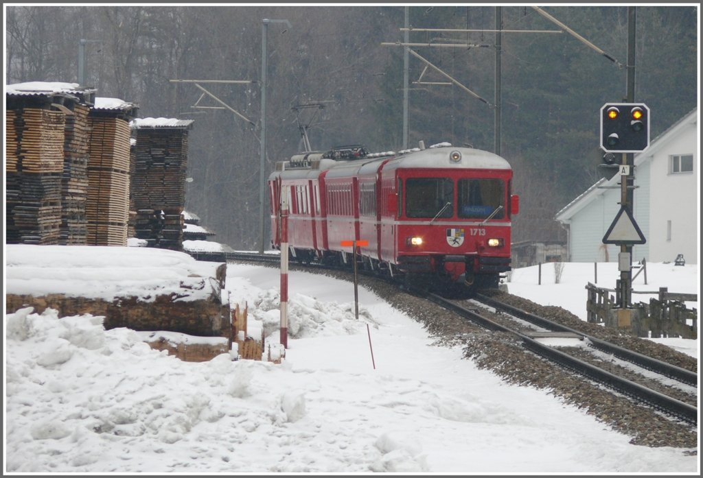 S1 1523 mit Steuerwagen 1713 an der Spitze kommt aus Schiers zurck und wird mich in Seewis-Valzeina mitnehmen nach Landquart. (10.02.2010)