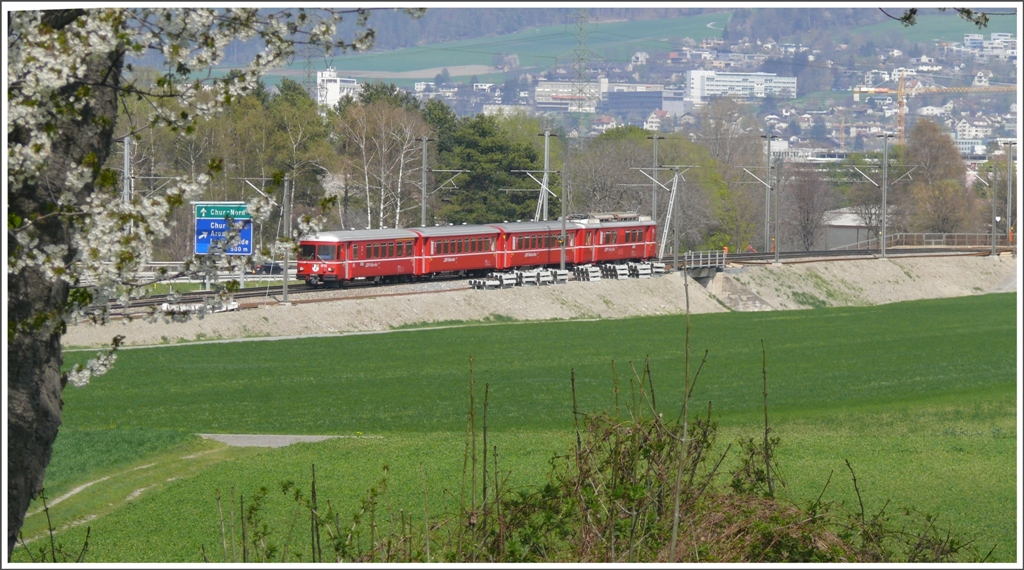 S1 1523 mit Steuerwagen 1713 am Stadtrand von Chur, wo momentan das Dreischienengleis nach Felsberg ersetzt wird. (21.04.2010)