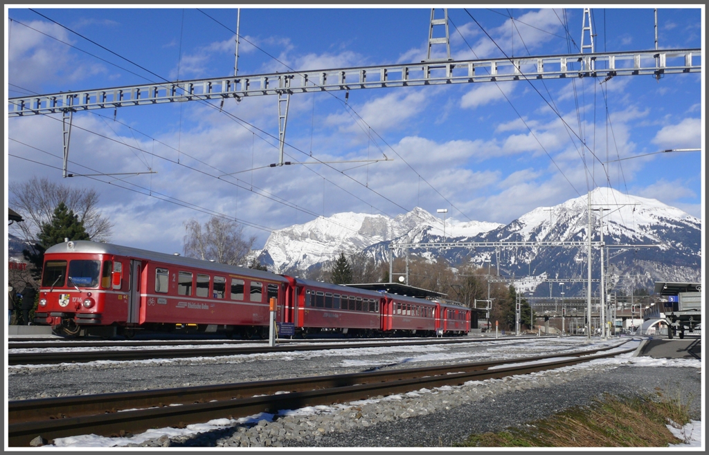 S1 1523 mit Steuerwagen 1716 in Untervaz-Trimmis. Dahinter sieht man links den Falknis 2562m und rechts den Vilan 2376m. (20.12.2010)