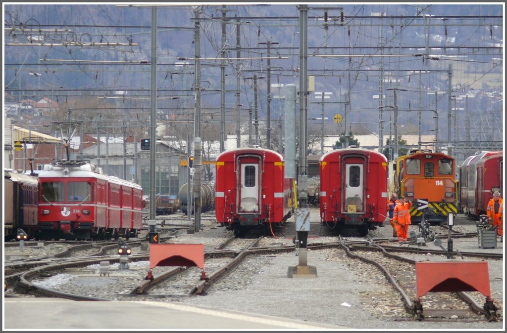 S1 1523 nach Rhzns mit Be 4/4 514 verlsst Landquart. (18.03.2010)