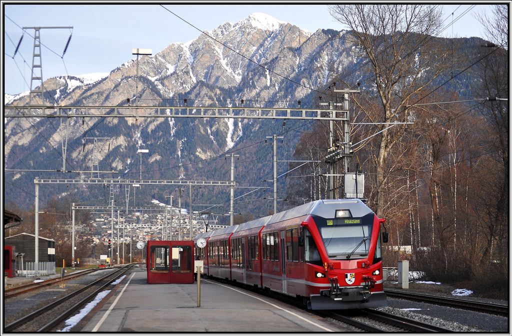 S1 1525 mit ABe 4/16 3103  Hortensia von Gugelberg  in Felsberg. (31.01.2013)