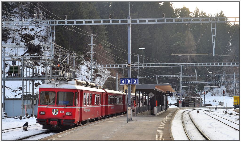 S1 1525 mit Be 4/4 513 in Reichenau-Tamins. (15.02.2013)