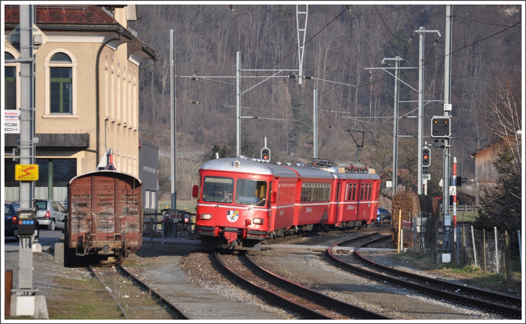S1 1527 mit Steuerwagen 1713 biegt in Malans ein. (03.03.2011)