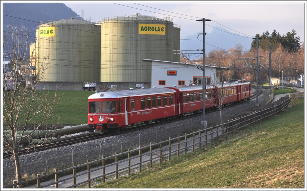 S1 1527 mit Steuerwagen 1714 zwischen Landquart Ried und Igis. (18.03.2011)